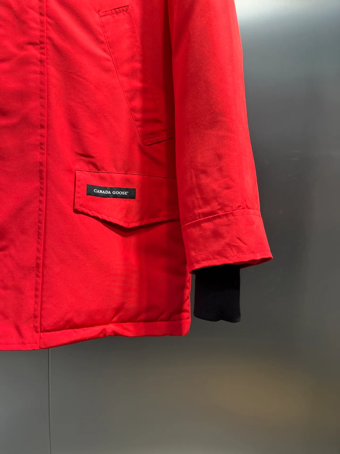 P840 𝘾𝘼𝙉𝘼𝘿𝘼 𝙂𝙊𝙊𝙎𝙀Big Goose 13# The design of Big Goose 13 is simple and elegant, a little longer than the 08 model, more suitable for men and suitable for business people. This down jacket is popular for its simple design, which is not only practical but also has a certain sense of fashion. In terms of applicability, the Daye 13 model provides good thermal insulation performance. Its thermal insulation coefficient is level 5, which can provide enough warmth and is suitable for wearing in cold environments. In addition, the Daye 13 model also has a high cost performance. Compared with other models, it provides a better balance between price and performance, making it more competitive in the market.  size：xs-xxl